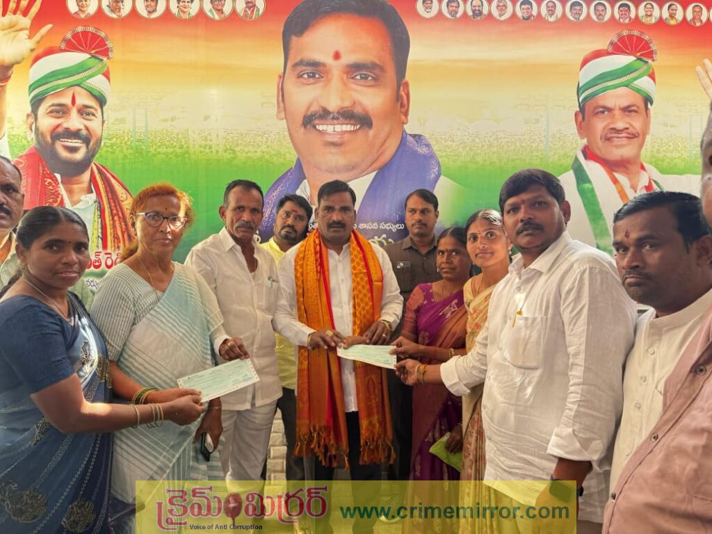 లబ్ధిదారులకు కళ్యాణ లక్ష్మి చెక్కుల పంపిణీ చేసిన ఆలేరు ఎమ్మెల్యే బీర్ల అయిలయ్య