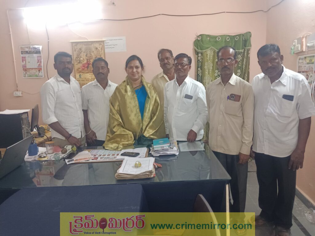 తహసీల్దార్ వి.లావణ్య,సీఐ వి.హనుమంత్ లను సన్మానించీన టి రేపాక సర్పంచ్ ఉప సర్పంచ్