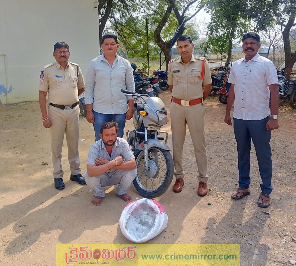 గుడుంబా తరలిస్తున్న వ్యక్తి అరెస్ట్.. 8 లీటర్ల గుడుంబా, బైక్ స్వాదినం