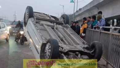 బెగంపేట ఫ్లైఓవర్పై కారు బోల్తా...భారీగా ట్రాఫిక్