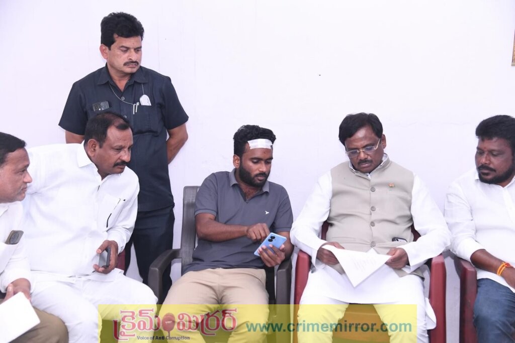 కాంగ్రెస్ పార్టీ కార్యకర్తను పరామర్శించిన మంత్రి వివేక్
