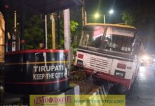 డివైడర్ పైకి దూసుకెళ్లిన ఆర్టీసీ బస్సు