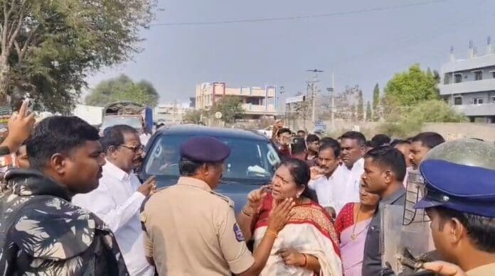 క్యాతన్‌పల్లిలో బీఆరఎస్, కాంగ్రెస్ మధ్య ఉద్రిక్తత