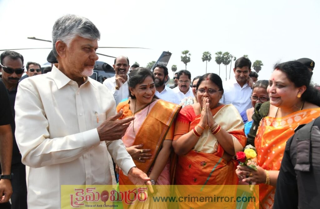 ఫించ‌న్ల పంపీణీలో సీఎం చంద్ర‌బాబు నాయుడు