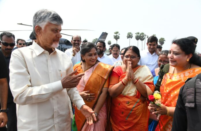 ఫించ‌న్ల పంపీణీలో సీఎం చంద్ర‌బాబు నాయుడు