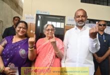 కరీంనగర్‌లో ఓటేసిన బండి దంపతులు