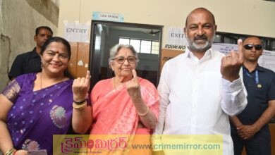 కరీంనగర్‌లో ఓటేసిన బండి దంపతులు