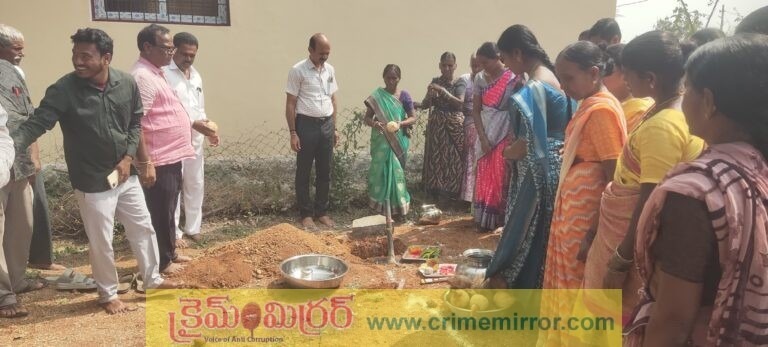 తిమ్మాపురం గ్రామంలో మహిళా సంఘం భవనానికి శంకుస్థాపన చేసిన సర్పంచు కోస్న లక్ష్మికిష్టయ్య యాదవ్