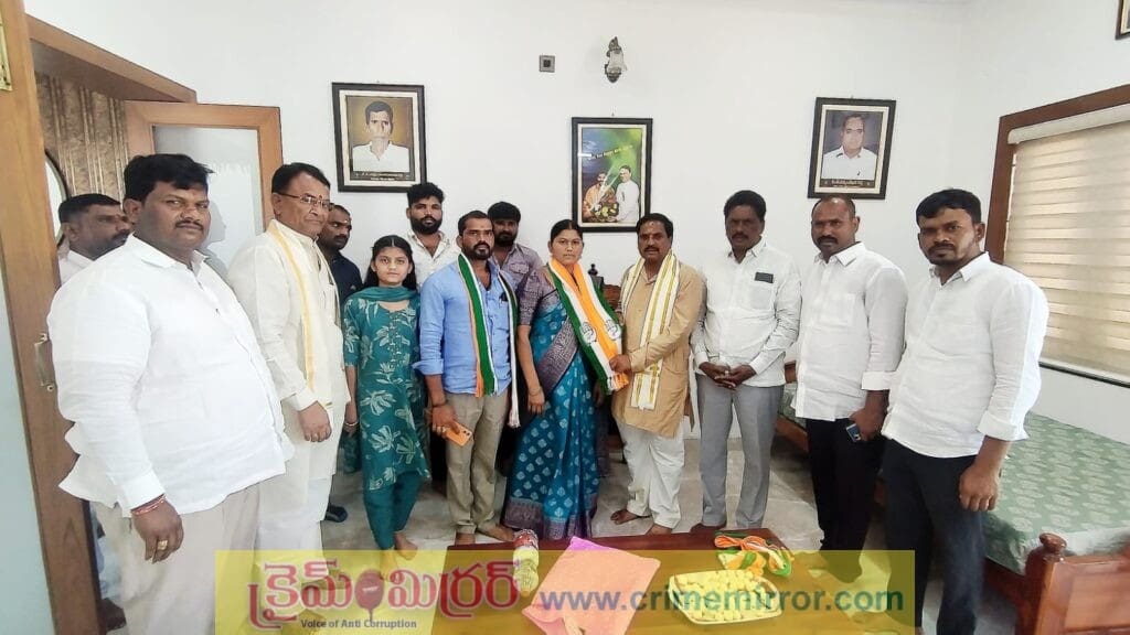కాంగ్రెస్ లో చేరిన స్వతంత్ర అభ్యర్థి