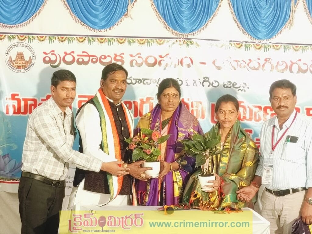 యాదగిరిగుట్ట,ఆలేరులో మున్సిపల్ ఛైర్మన్ పీఠంపై కాంగ్రెస్ జెండా ఎగురవేసిన ఎమ్మెల్యే బీర్ల అయిలయ్య