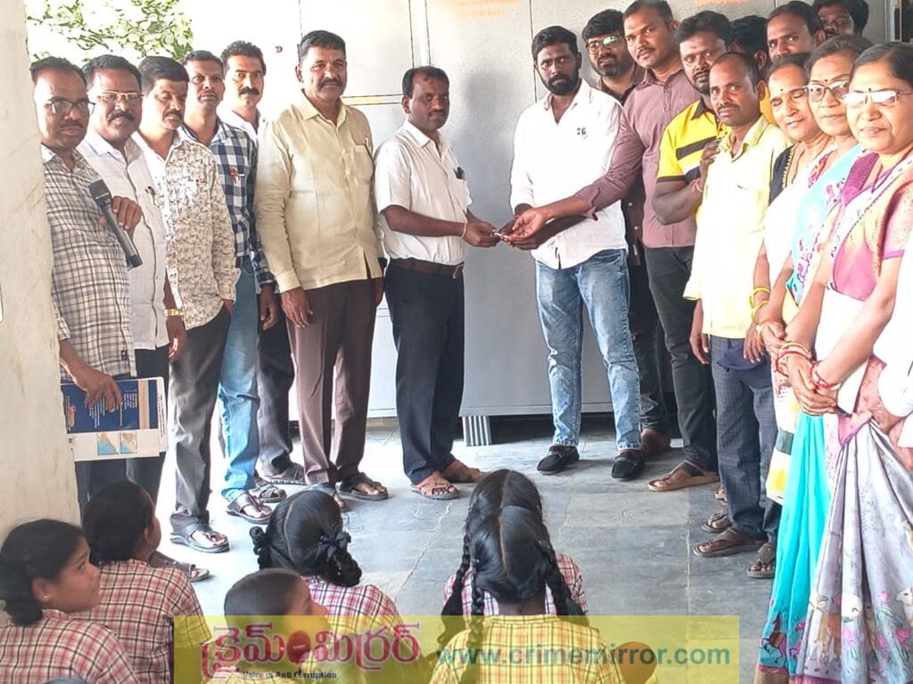 ప్రశాంత్ జ్ఞాపకార్థం పాఠశాలకు బీరువాలు అందజేసిన తోటి విద్యార్దులు