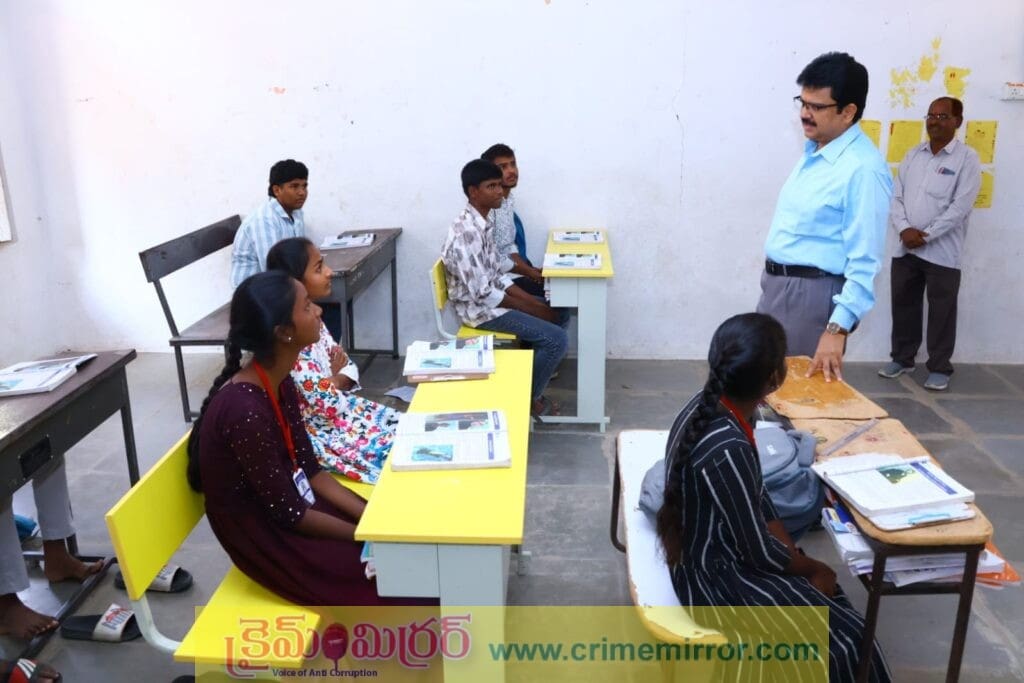 ఉపాధ్యాయుడిగా పాఠాలు బోధించిన జిల్లా కలెక్టర్