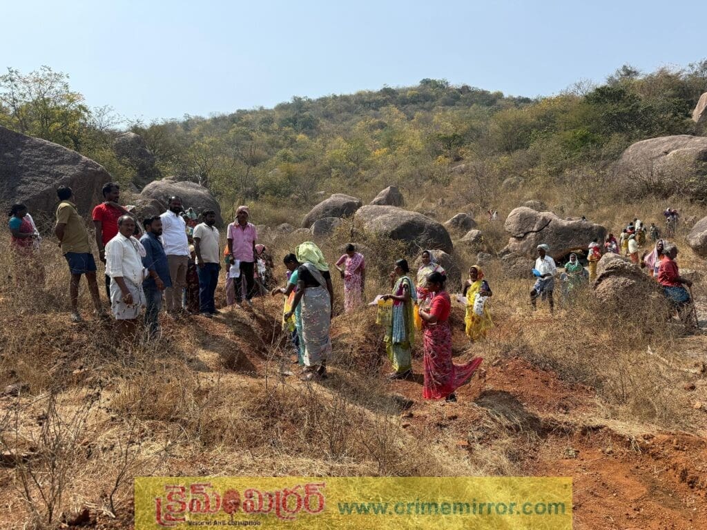 ఉపాధి హామీ పనులను పరిశీలించిన సర్పంచ్ సంతోష్ యాదవ్