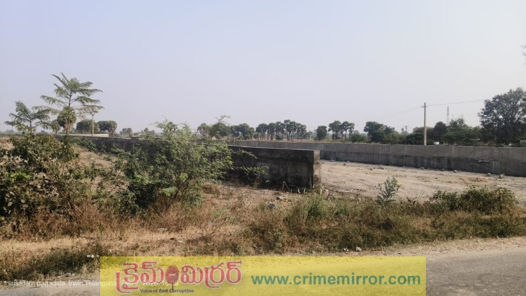 దేవాలయ భూములకు రక్షణ కరువు
