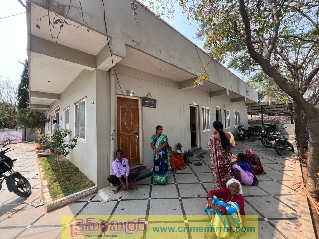 రావిర్యాలలో పింఛన్ల కోసం పడి కాపులు కాస్తున్న వృద్ధులు