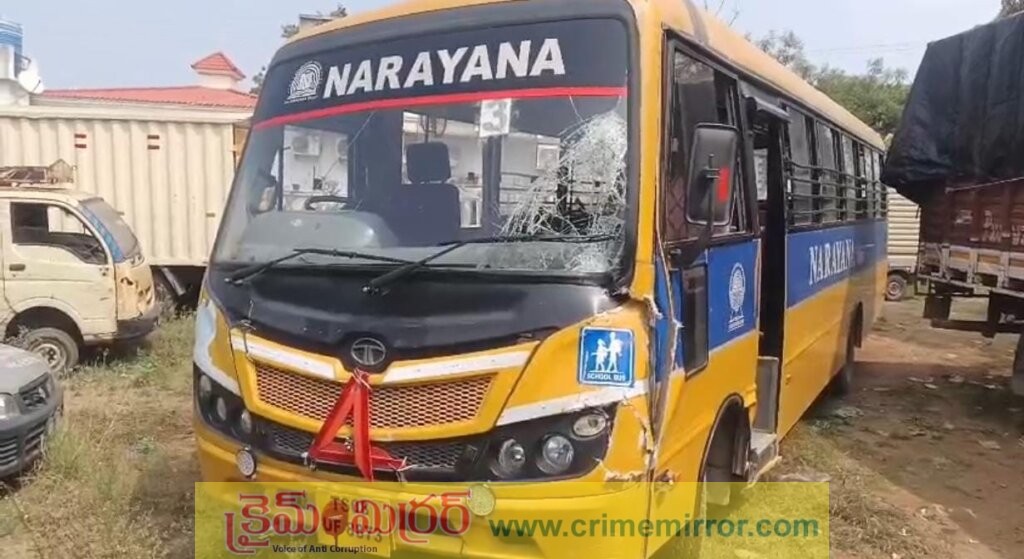 శంకర్‌పల్లి మోకిల వద్ద ప్రమాదం.. టిప్పర్‌ను ఢీకొన్న నారాయణ స్కూల్ బస్సు