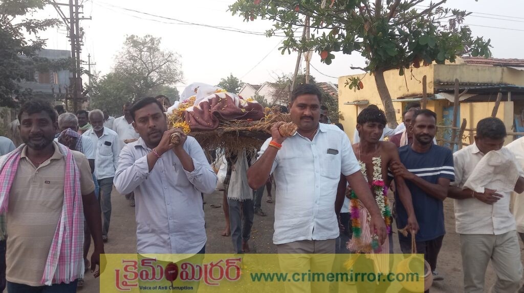 గ్రామీణ వైద్యుడికి తుది నివాళి.. అంత్యక్రియల్లో పాల్గొన్న మండల యూనియన్ సభ్యులు