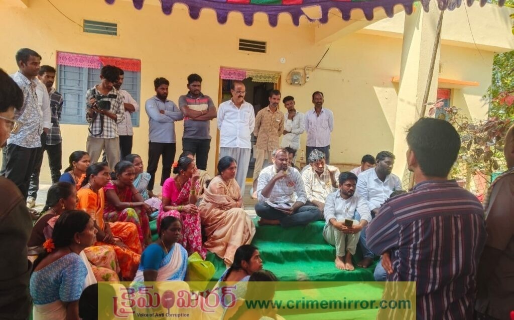 మండల అధికారుల గైర్హజరు.. మునుగోడు ప్రజల ఆగ్రహం