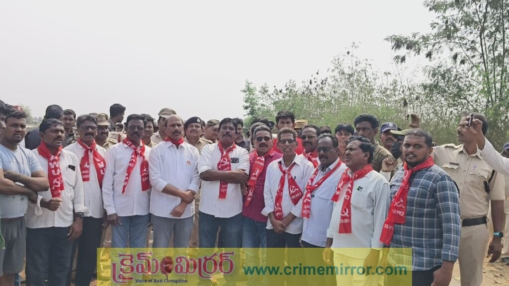 ఇండ్ల కూల్చివేతను వ్యతిరేకిస్తూ ఆందోళన