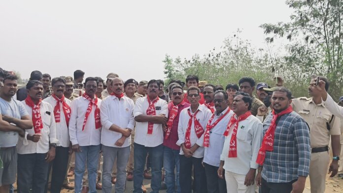 Khammam News Cpim ఆందోళన చేస్తున్న సిపిఎం నాయకులు