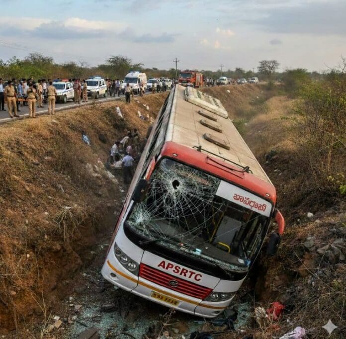 ఘోర రోడ్డు ప్రమాదం: ఏపీఎస్ఆర్టీసీ బస్సు బోల్తా 20 మంది..!