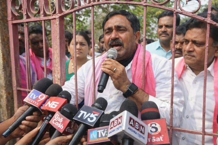 ఎర్రబెల్లి దయాకర్ రావు అరెస్ట్: మీడియా ఎదుట కన్నీళ్లు..!