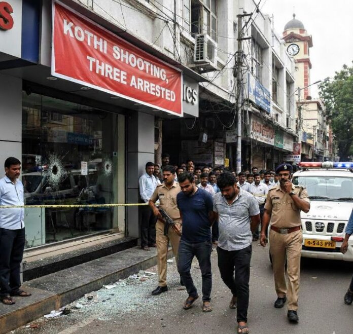 హైదరాబాద్‌ కోఠి లో కాల్పులు: ముగ్గురు అరెస్ట్ వారిలో ఒకరు తెలిస్తే షాక్..!