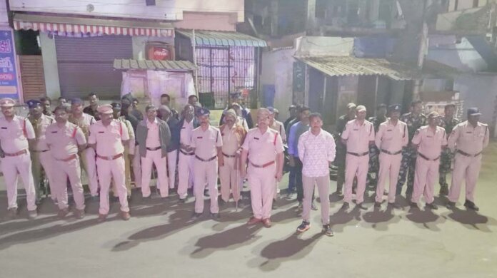 ఏలూరులో కార్డ‌న్ స‌ర్చ్‌...14 మోటార్‌సైకిళ్ల స్వాధీనం