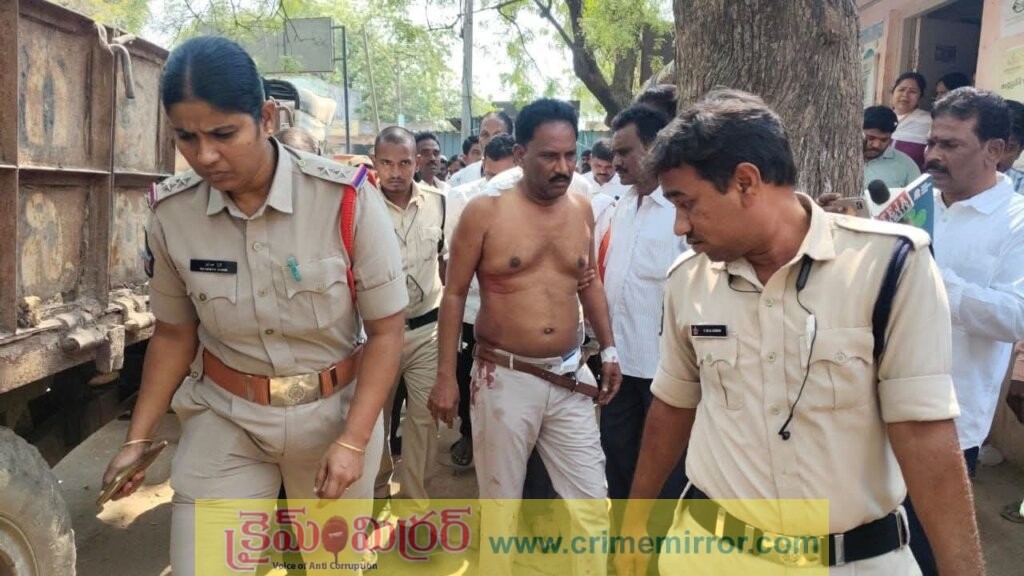 వైసిపి నాయ‌కుడిపై క‌త్తుల‌తో టీడీపీ నాయ‌కుల దాడి