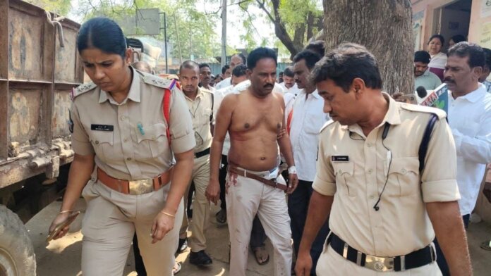 వైసిపి నాయ‌కుడిపై క‌త్తుల‌తో టీడీపీ నాయ‌కుల దాడి