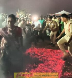 స్పందించి భక్తులను కాపాడుతున్న ఎస్ఐ, పోలీసులు