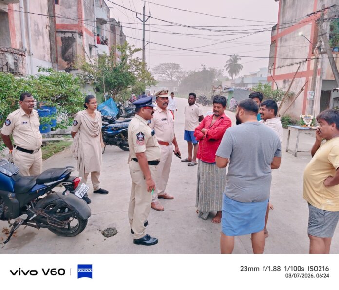 పోలీసుల కార్డన్ అండ్ సెర్చ్‌: 40 ద్విచ‌క్ర వాహ‌నాల స్వాధీనం