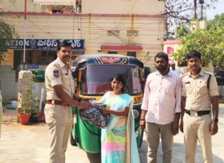 ఆటో డ్రైవర్ నిజాయితీ…అభినందించిన ఎస్సై ఆటో డ్రైవర్ నిజాయితీ...అభినందించిన ఎస్సై