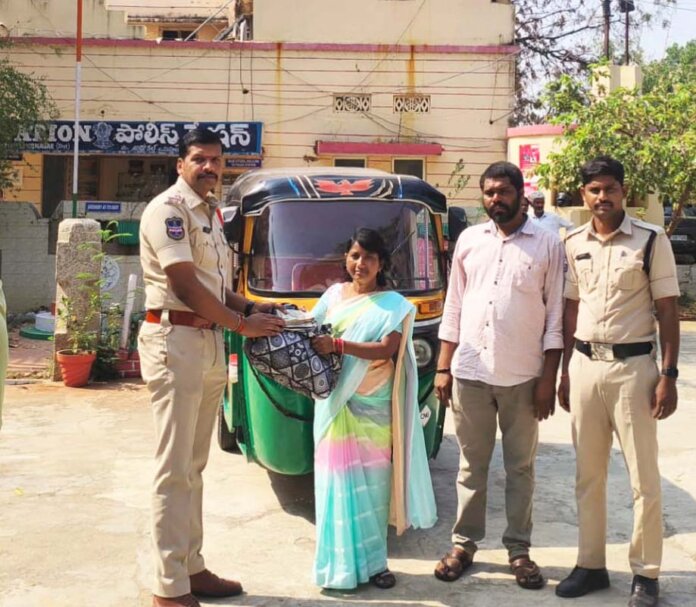 ఆటో డ్రైవ‌ర్ నిజాయితీ...అభినందించిన ఎస్సై