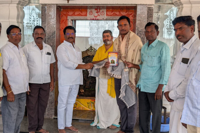 మీట ఆంజనేయస్వామి ఆలయ అభివృద్ధి రూ.10,116 విరాళం