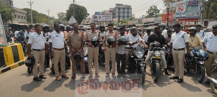 హెల్మెట్ ధరించి ప్రమాదాలలో రక్షణ పొందండి