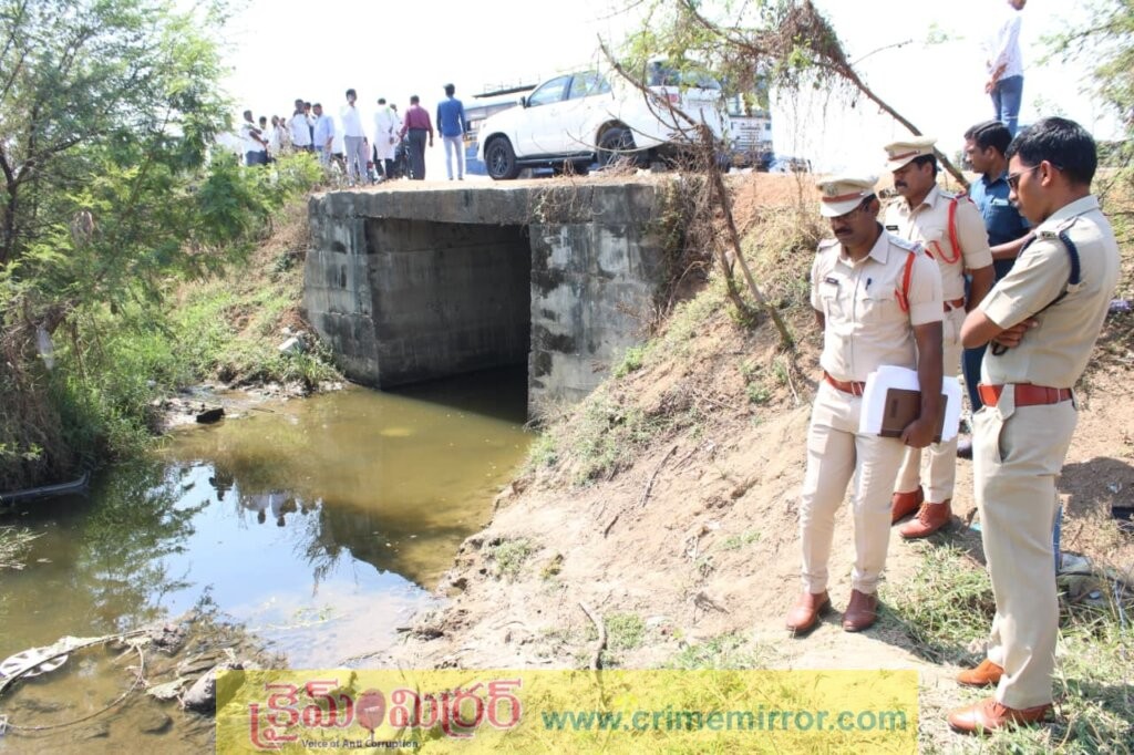 కారు ప్రమాద స్థలాన్ని పరిశీలించిన ఎస్పీ