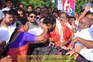 బొట్టుపెట్టి స్వాగతం పలుకుతున్న మహిళల