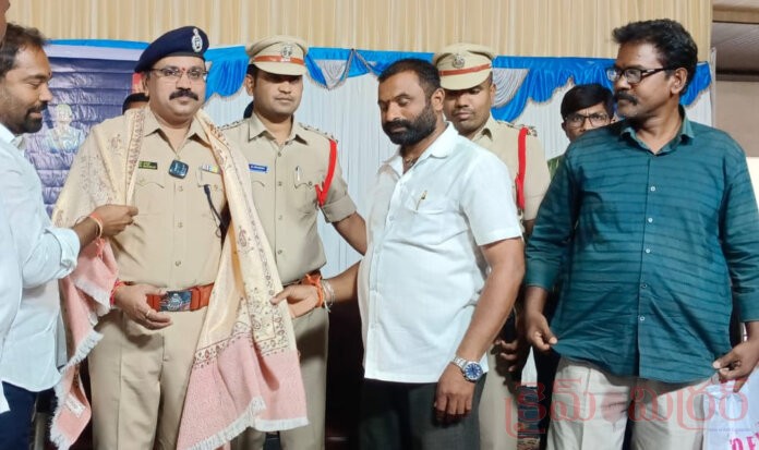 మితిమీరిన వేగంతోనే రోడ్డు ప్రమాదాలు: డీసీపీ భాస్కర్