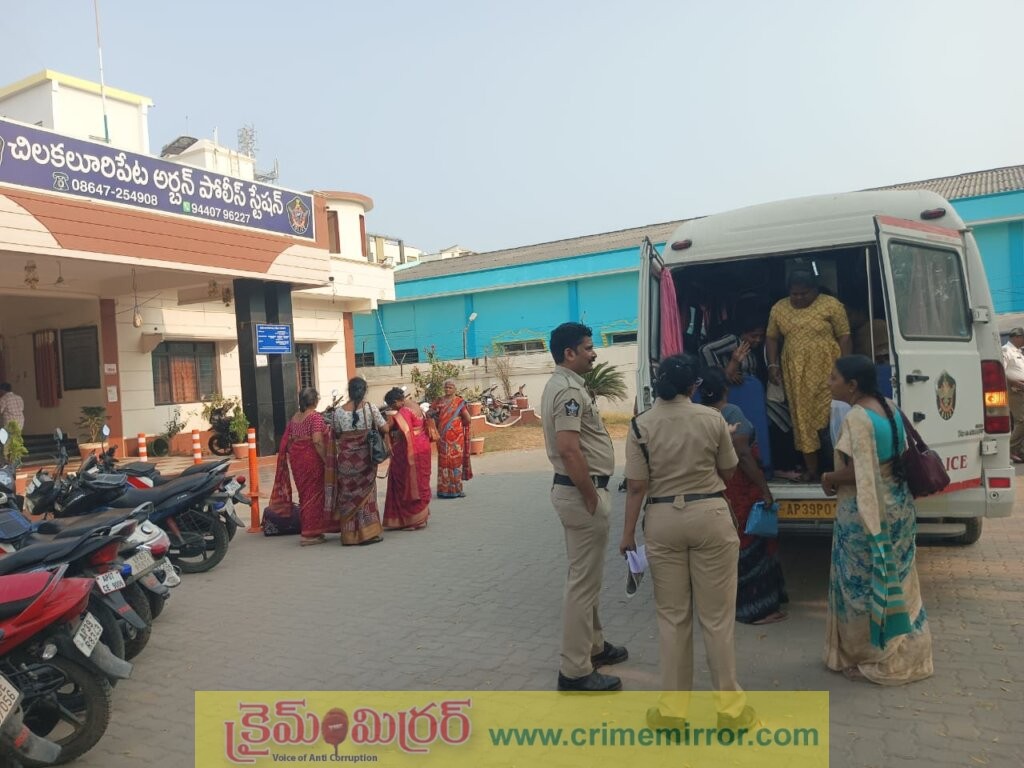 అంగ‌న్వాడీల‌పై పోలీసుల ఉక్కుపాదం