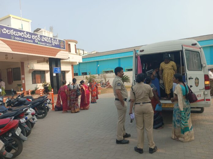 అంగ‌న్వాడీల‌పై పోలీసుల ఉక్కుపాదం