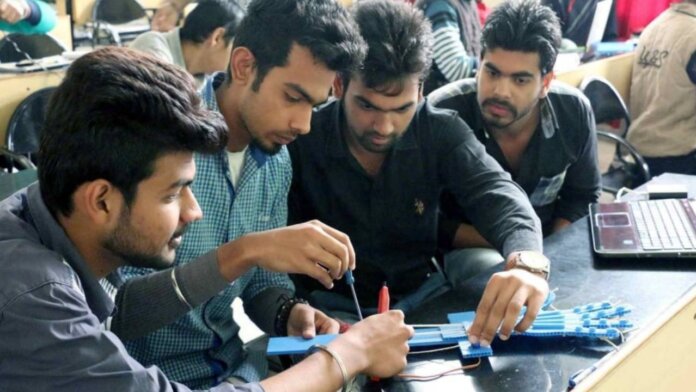 Evening B.Tech: సాయంత్రం బీటెక్ కోర్సులకు గ్రీన్ సిగ్నల్..!