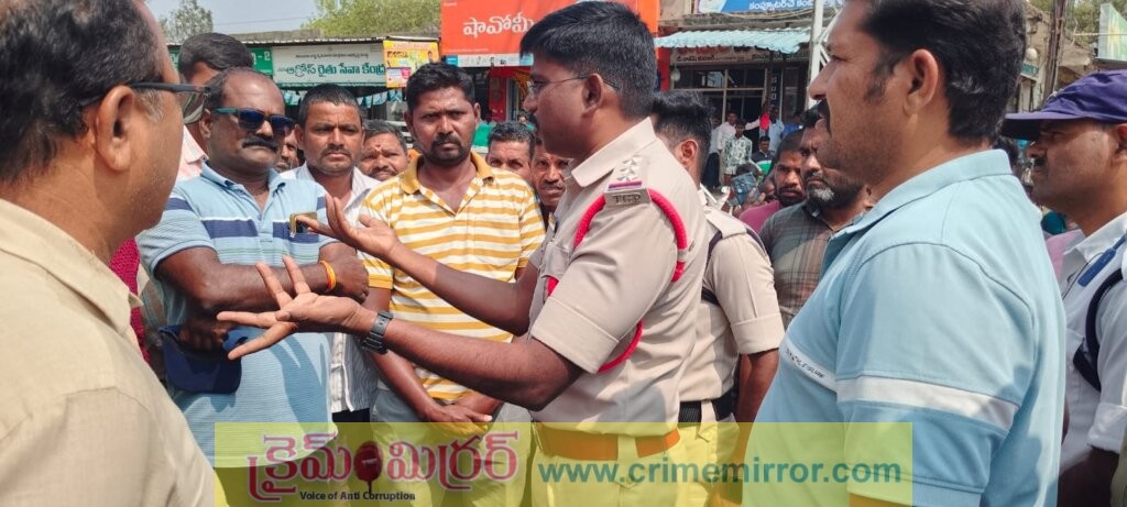 కల్వకుర్తిలో యూరియా కోసం రైతుల ధర్నా