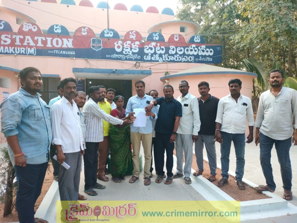 వాహన దారుడి పై అకారణంగా దాడి చేసిన పోలీస్ కానిస్టేబుళ్ల పై చర్యలు తీసుకోవాలి