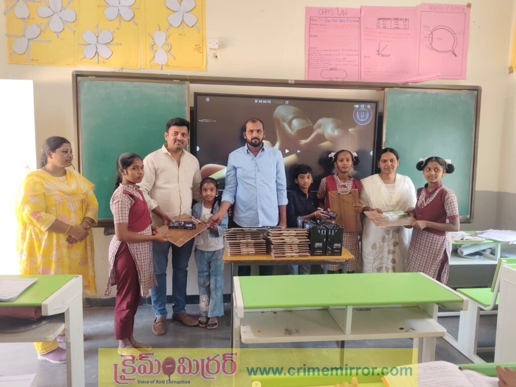 పదో తరగతి విద్యార్థులకు ఉచిత పరీక్షా ప్యాడ్లు, జ్యామెట్రీ బాక్స్‌ల పంపిణీ