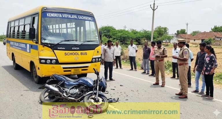 స్కూల్ బస్సు, బైక్ డీ...ఇద్దరు యూవకులు మృతి