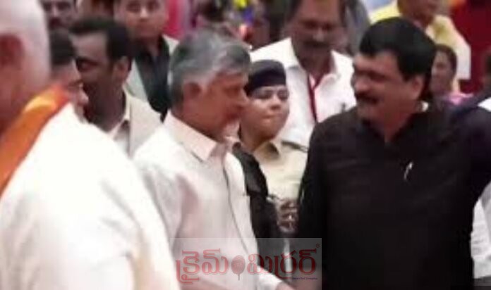 చంద్రబాబుకు పాదాభివందనం చేసిన కాంగ్రెస్ నేత హనుమంత రావు..!