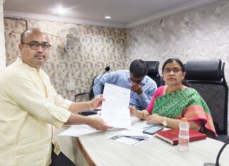 ప్రజావాణి కార్యక్రమంలో ఎల్బీనగర్ జోన్ జాయింట్ కమిషనర్ క్రిష్ణ కుమారి కి ఫిర్యాదు చేస్తున్న చిత్రం