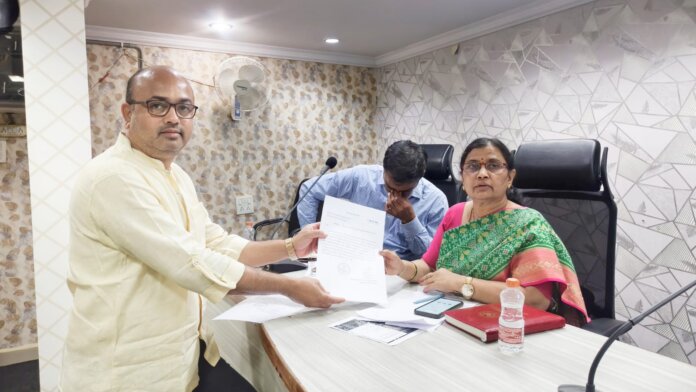 ప్రజావాణి కార్యక్రమంలో ఎల్బీనగర్ జోన్ జాయింట్ కమిషనర్ క్రిష్ణ కుమారి కి ఫిర్యాదు చేస్తున్న చిత్రం