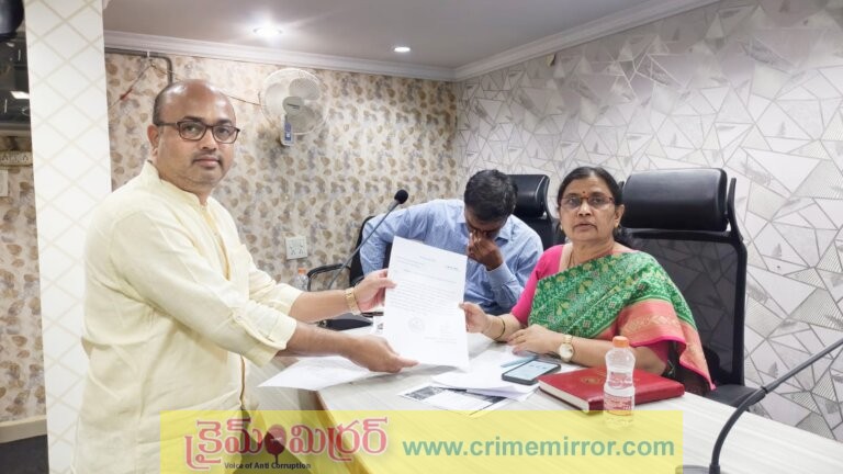 ప్రజావాణి కార్యక్రమంలో ఎల్బీనగర్ జోన్ జాయింట్ కమిషనర్ క్రిష్ణ కుమారి కి ఫిర్యాదు చేస్తున్న చిత్రం